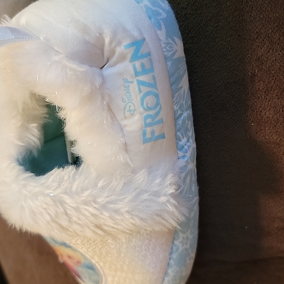 Disney's Frozen Girls Slippers - Picture 5 of 8